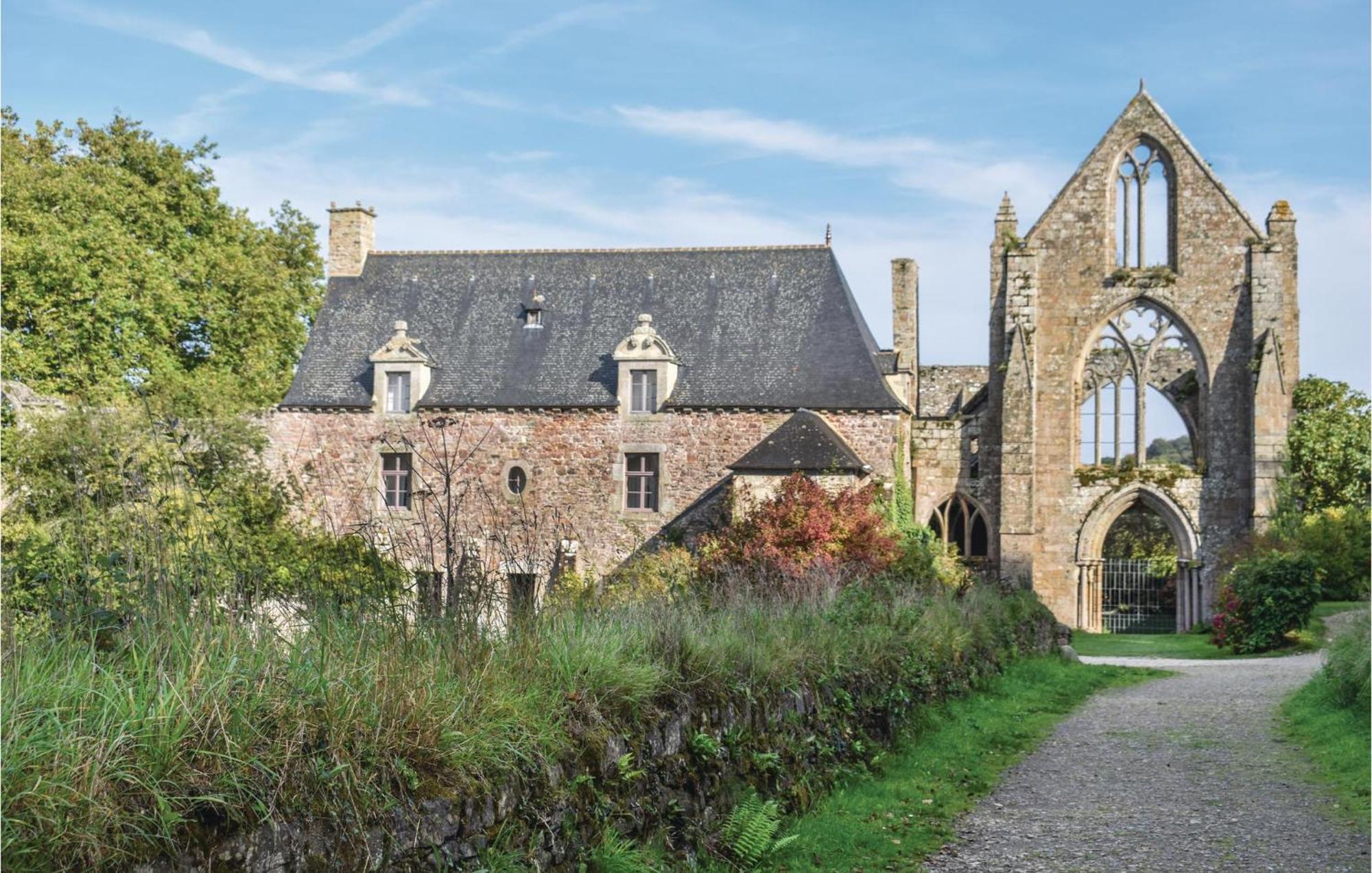 Lovely Home In Le Faouet With Kitchen Esterno foto